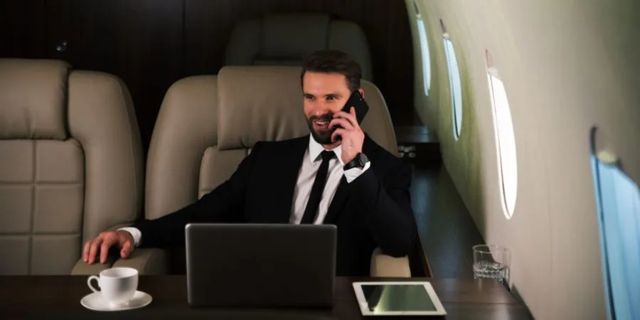 Bolehkah Menyalakan Handphone dengan Mode Airplane di Pesawat?